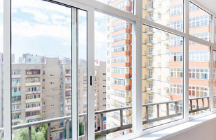 Скидки на остекление + отделку балкона профилями Rehau
